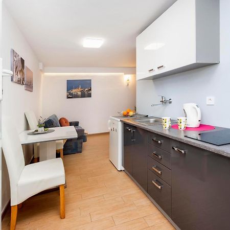 Apartments And Room Silvana Rovinj Exteriör bild