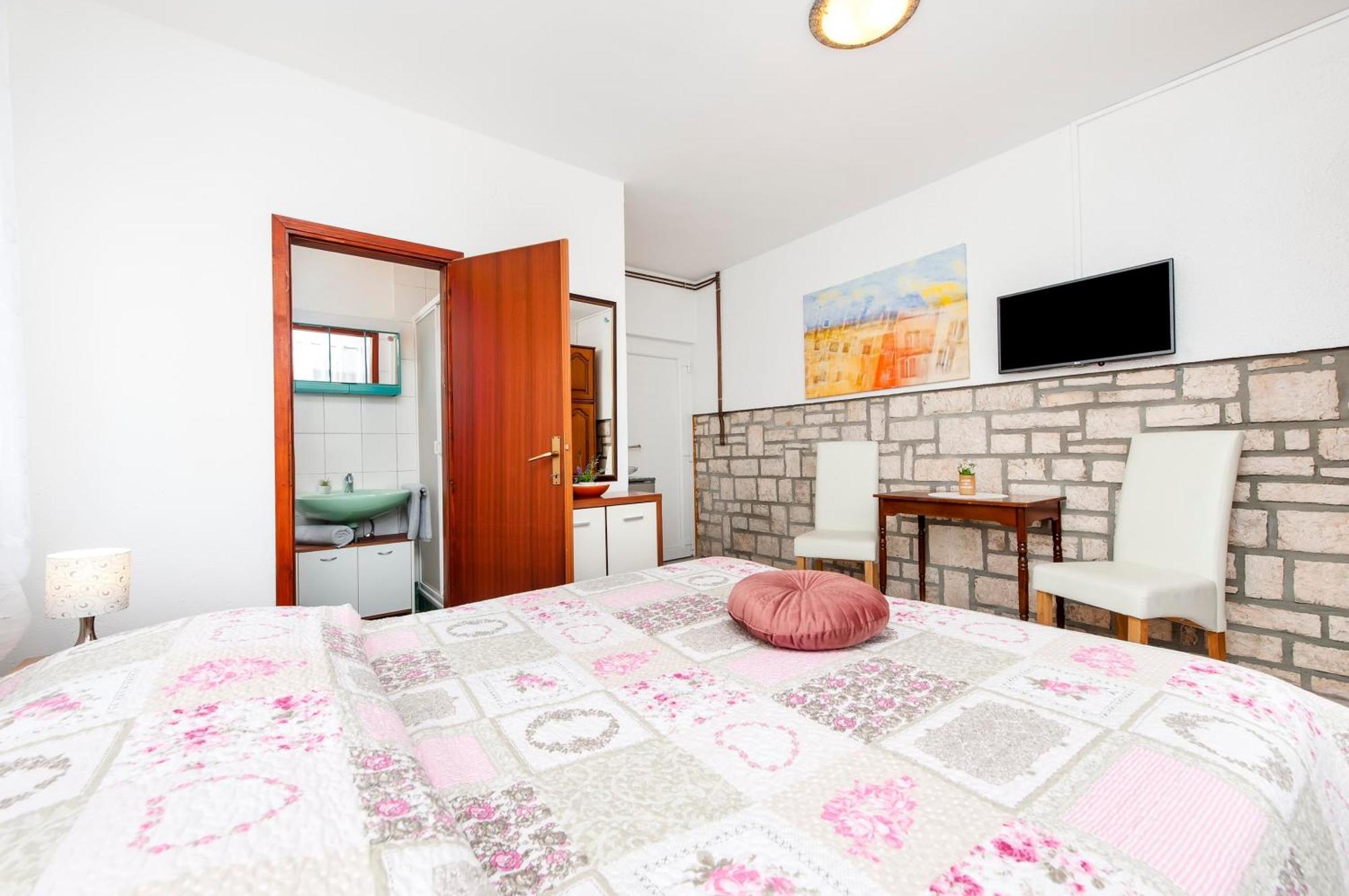 Apartments And Room Silvana Rovinj Exteriör bild